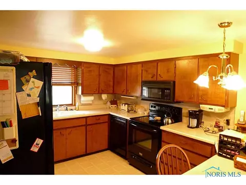 834 N Walnut St, Paulding, OH 45879 photo 2