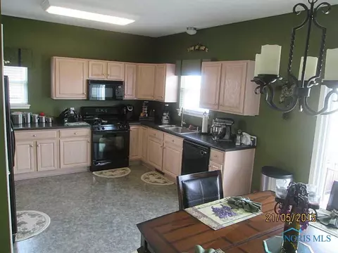 27768 Apache St, Walbridge, OH 43465 photo 6