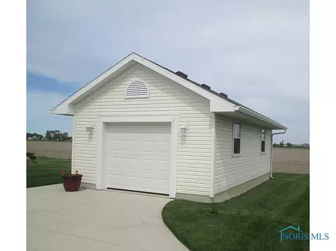 27768 Apache St, Walbridge, OH 43465 photo 3