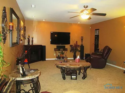 27768 Apache St, Walbridge, OH 43465 photo 4