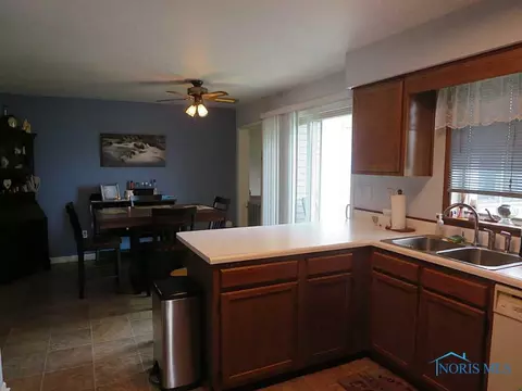 29275 E Broadway St, Walbridge, OH 43465 photo 5