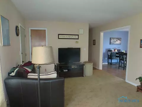 29275 E Broadway St, Walbridge, OH 43465 photo 8