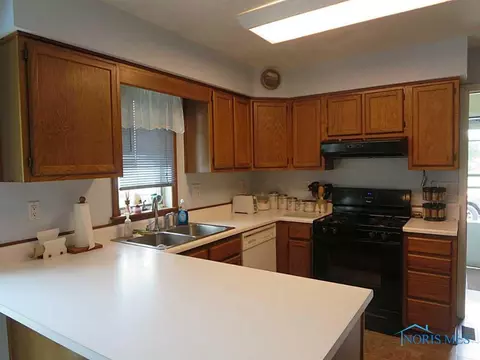 29275 E Broadway St, Walbridge, OH 43465 photo 3