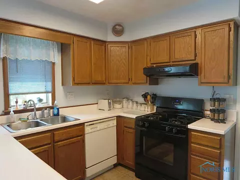 29275 E Broadway St, Walbridge, OH 43465 photo 4
