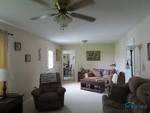 29275 E Broadway St, Walbridge, OH 43465 photo 2