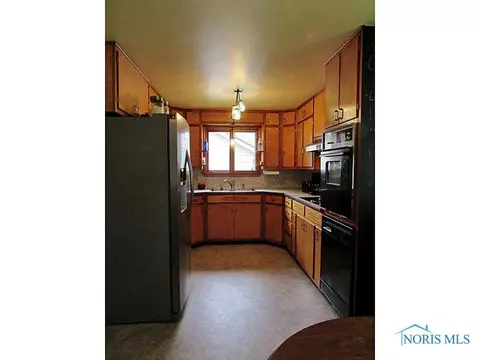 412 Olive Dr, Bryan, OH 43506 photo 2