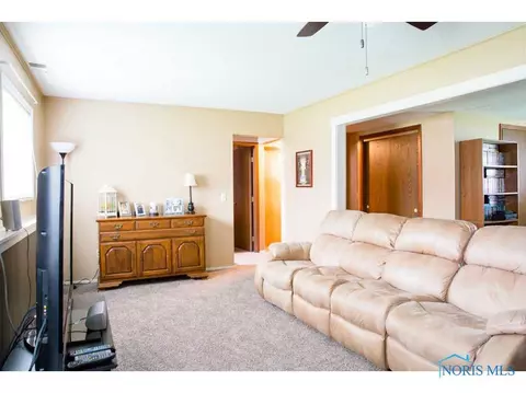 39 Springwood St E, Oregon, OH 43616 photo 6