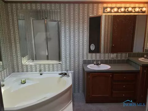 2124 Pear Tree Ln, Delta, OH 43515 photo 15