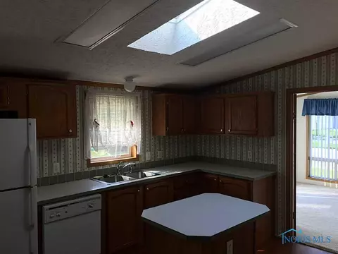 2124 Pear Tree Ln, Delta, OH 43515 photo 8