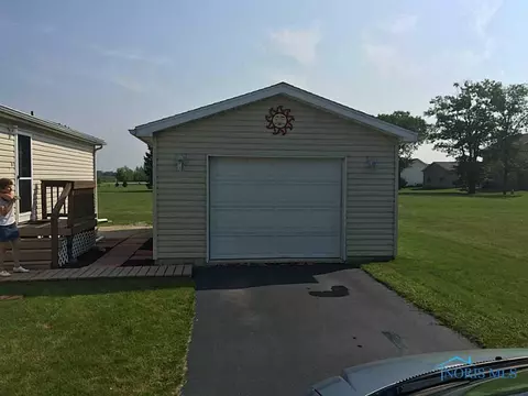 2124 Pear Tree Ln, Delta, OH 43515 photo 5
