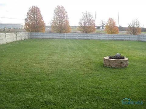 102 Hogan Ln, Bryan, OH 43506 photo 3