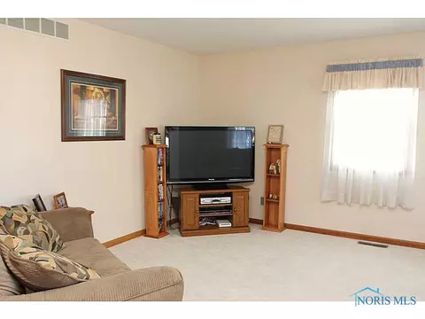 307 E Main St, Oak Harbor, OH 43449 photo 5