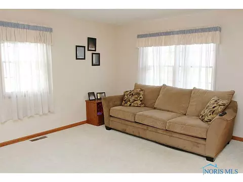 307 E Main St, Oak Harbor, OH 43449 photo 4