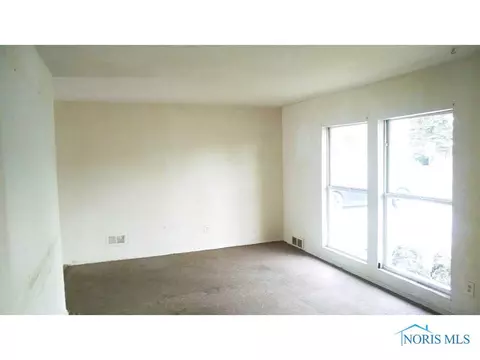 827 Ranch Dr, Toledo, OH 43607 photo 4