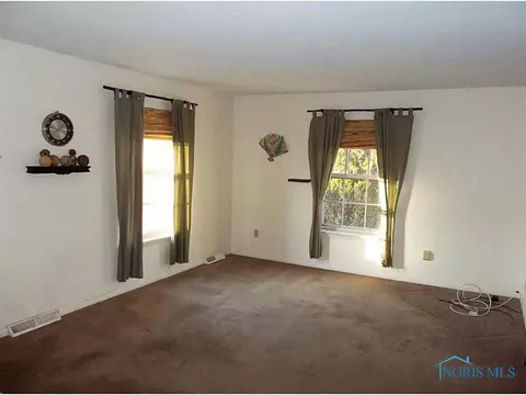 4552 Longfellow Rd, Sylvania, OH 43560 photo 2