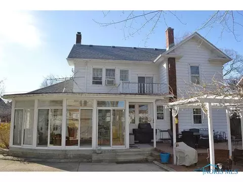 122 N Maple St, Bowling Green, OH 43402 photo 2