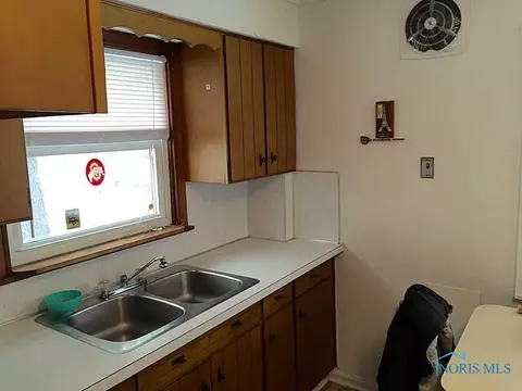 910 Clifton Blvd, Toledo, OH 43607 photo 5