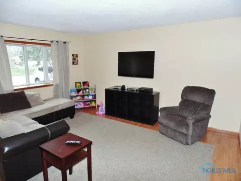 2017 Stengel St, Maumee, OH 43537 photo 5