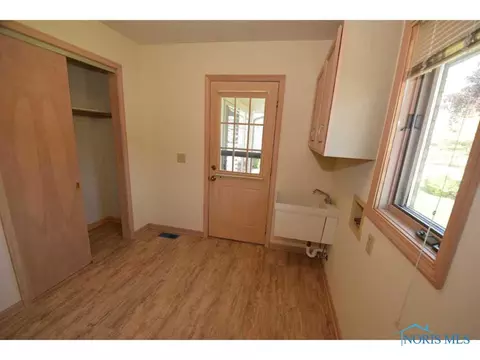 547 Thackeray Rd, Maumee, OH 43537 photo 3