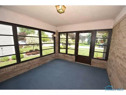 547 Thackeray Rd, Maumee, OH 43537 photo 2