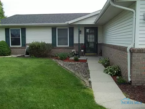 1618 Colonial Ln, Bryan, OH 43506 photo 2