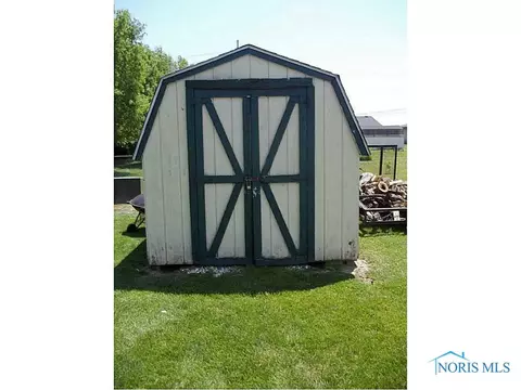 1618 Colonial Ln, Bryan, OH 43506 photo 3