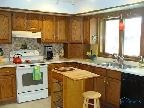 207 Brown Dr, Bryan, OH 43506 photo 3