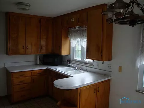 823 Independence Rd, Toledo, OH 43607 photo 2