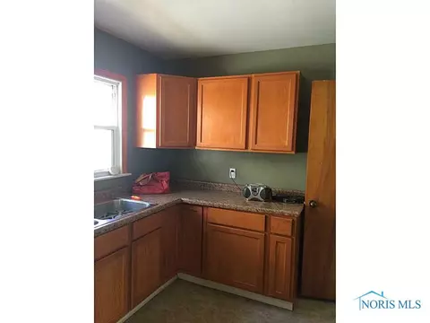 2334 Hinde Rd, Toledo, OH 43607 photo 3