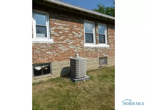 875 E Mulberry St, Bryan, OH 43506 photo 3