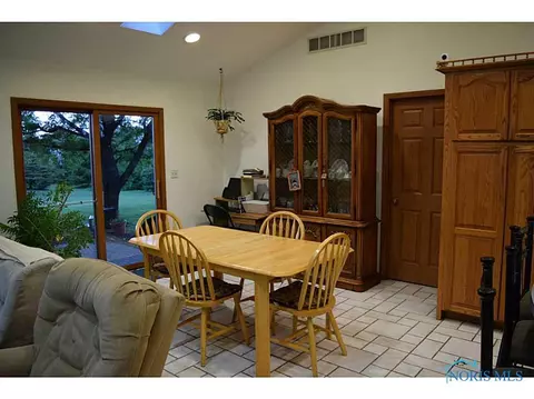 515 S Wynn Rd, Oregon, OH 43616 photo 6