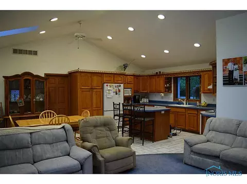 515 S Wynn Rd, Oregon, OH 43616 photo 5