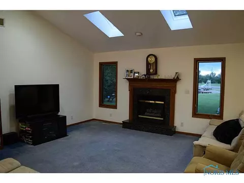 515 S Wynn Rd, Oregon, OH 43616 photo 4