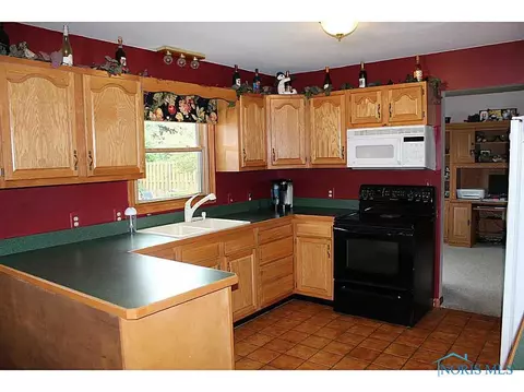 933 Wesley Ave, Bryan, OH 43506 photo 3