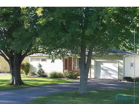 225 E Hubbard St, Hamler, OH 43524 photo 2