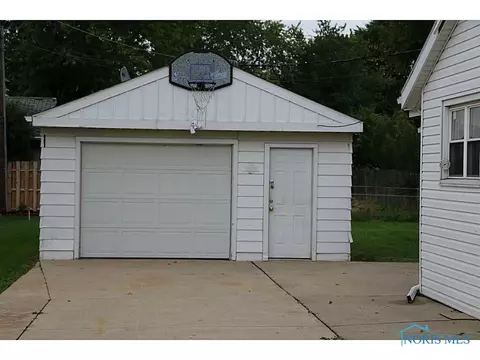 607 S Main St, Walbridge, OH 43465 photo 2