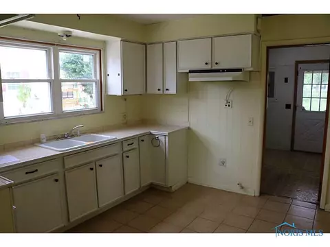 607 S Main St, Walbridge, OH 43465 photo 10