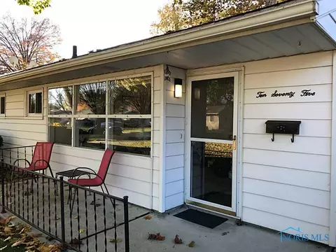1075 Leith St, Maumee, OH 43537 photo 2