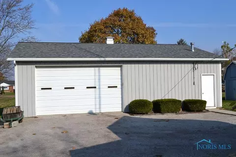 221 E Morenci St, Lyons, OH 43533 photo 2