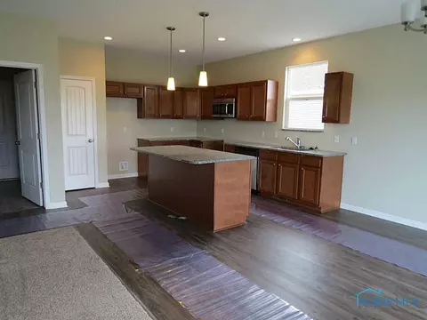 6660 Wesley Dr, Walbridge, OH 43465 photo 2