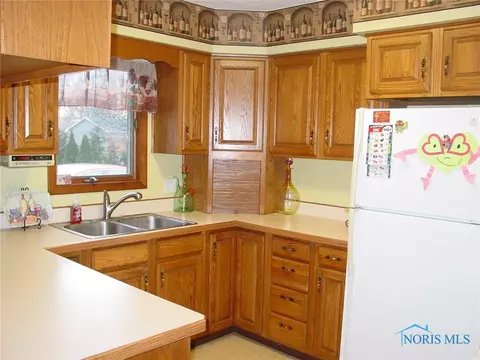 404 E South St, Bryan, OH 43506 photo 2