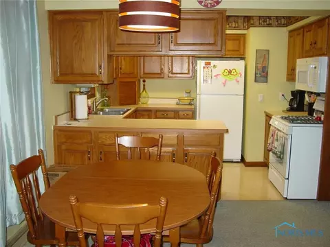 404 E South St, Bryan, OH 43506 photo 3