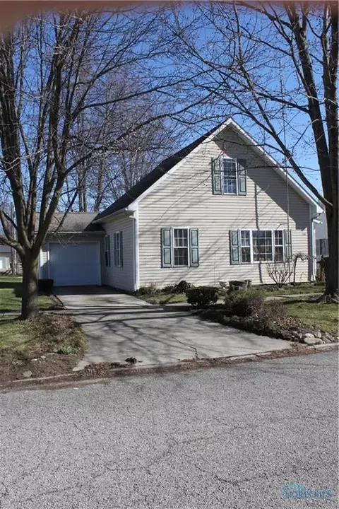 135 Elm St, Deshler, OH 43516 photo 2