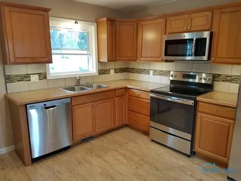 249 Enos Dr, Oregon, OH 43616 photo 6