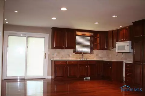 212 Ember Dr, Oregon, OH 43616 photo 3