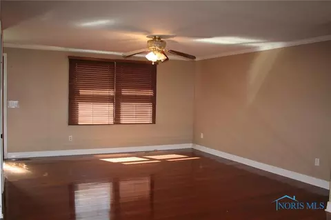 212 Ember Dr, Oregon, OH 43616 photo 2