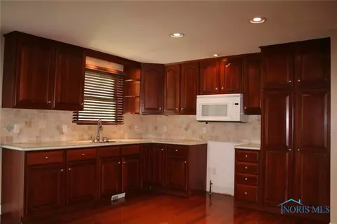 212 Ember Dr, Oregon, OH 43616 photo 4