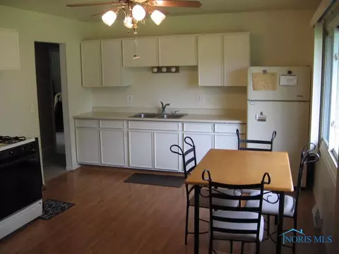 205 Earl St, Walbridge, OH 43465 photo 5