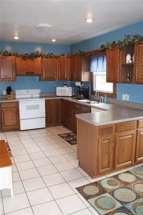 352 E High St, Bryan, OH 43506 photo 2