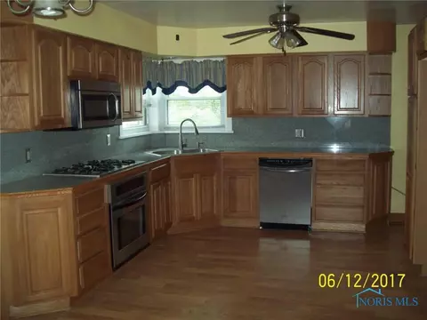 30102 Tracy Rd, Walbridge, OH 43465 photo 2